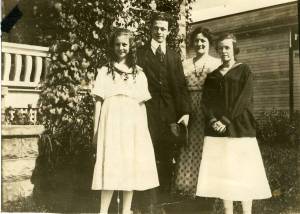 Lucile, Linus, Belle and Pauline Pauling, Portland, Oregon, 1916.