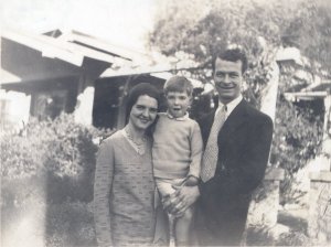 Ava Helen, Linus Jr. and Linus Pauling, 1930.