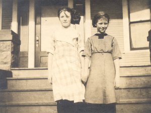Pauline Pauling with her sister Lucile, 1916.